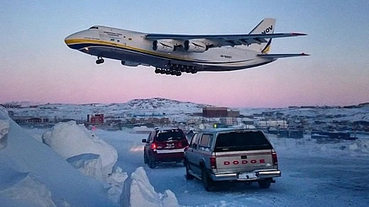 Antonov 124 liefert Triebwerk fr Swiss-Boeing 777 nach Kanada